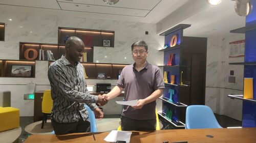 Derniers blogs de l'entreprise sur Le groupe LANJING reçoit des clients zimbabwéens pour inspection et signe avec succès un contrat d'approvisionnement en structures métalliques