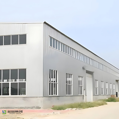 Lavoratori di costruzioni prefabbricate di strutture in acciaio hangar magazzino con elevata resistenza sismica e confezionamento