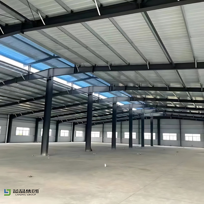 Bon prix Entrepôt de stockage d'atelier préfabriqué à grande portée avec traitement de surface galvanisée à chaud et options d'isolation en ligne